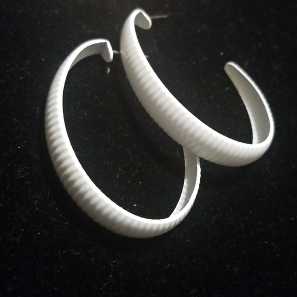 Retro Earrings - Picture 2 of 4